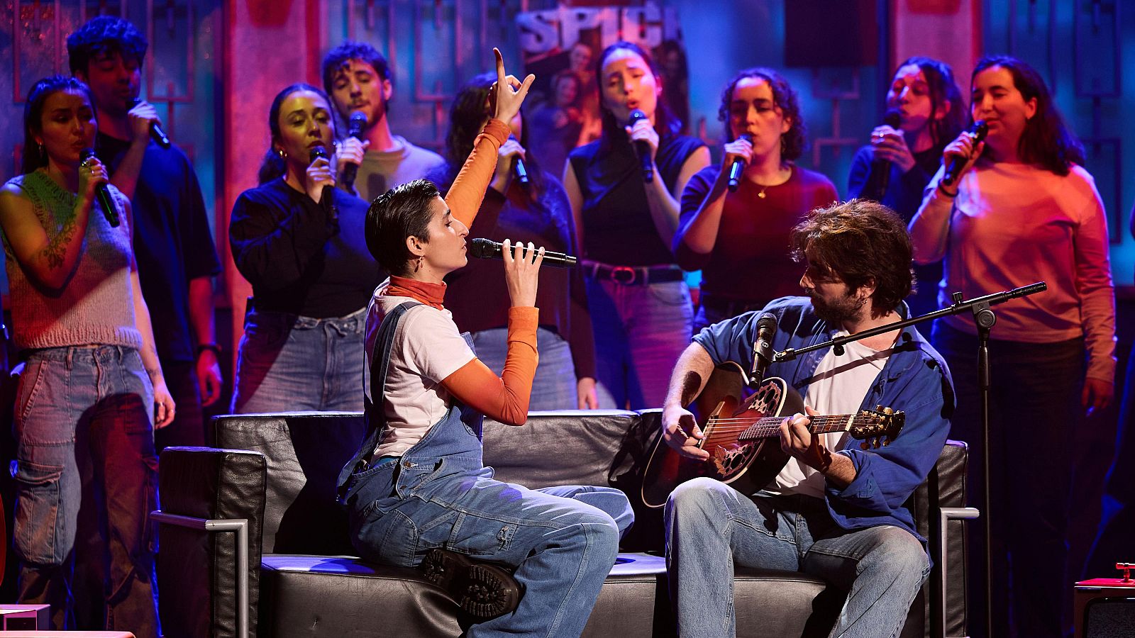 La Revuelta | Alba Flores se estrena cantando "Flores para Antonio" - La Revuelta | Ver