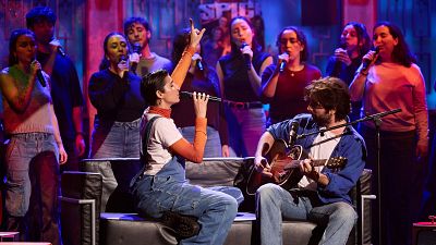 Alba Flores se estrena cantando "Flores para Antonio"