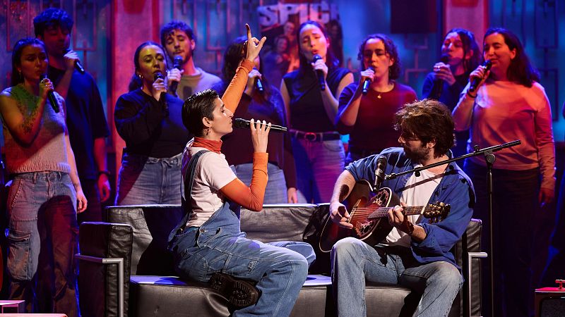 La Revuelta | Alba Flores se estrena cantando "Flores para Antonio" - La Revuelta | Ver