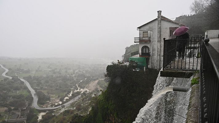 Telediario 2 - Grazalema, desalojada por riesgo de derrumbes