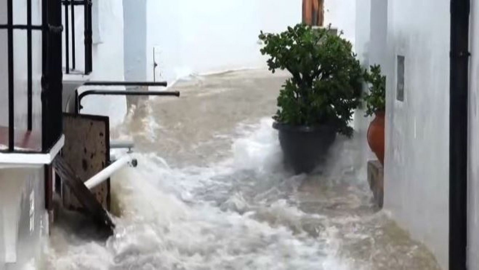 El acuífero subterráneo de Grazalema saturado y el municipio vacío de habitantes - Directo al grano | Ver