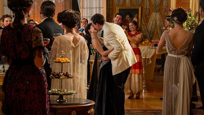 Curro da el paso definitivo con �ngela en 'La Promesa': "�Quieres casarte conmigo?"