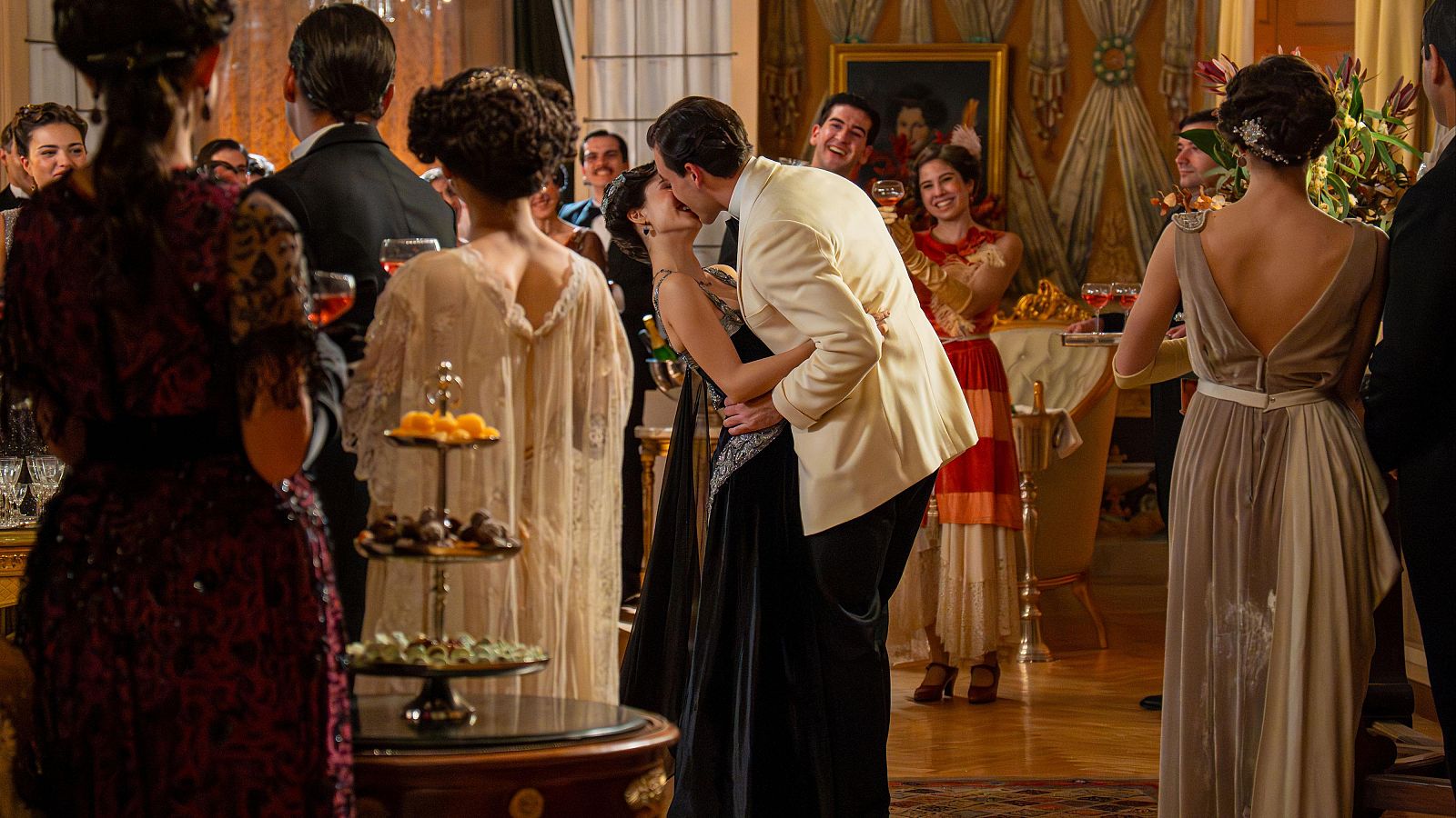 La Promesa: Ángela acepta casarse con Curro - La promesa | Ver