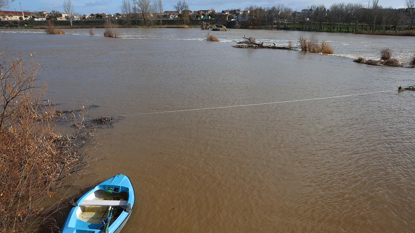 Las lluvias provocan crecidas de ríos en muchos puntos de España - Telediario 1 | Ver
