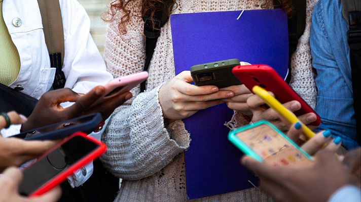 Telediario Fin de Semana - Prohibir las redes sociales a menores de 16 años: los retos para que la medida sea efectiva
