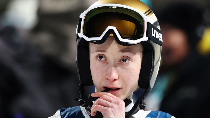 Saltos de esquí JJOO Milano Cortina 2026 - La noruega Anna Odine Stroem arrebata el oro a la gran favorita, la eslovena Nika Prevc, en el último salto