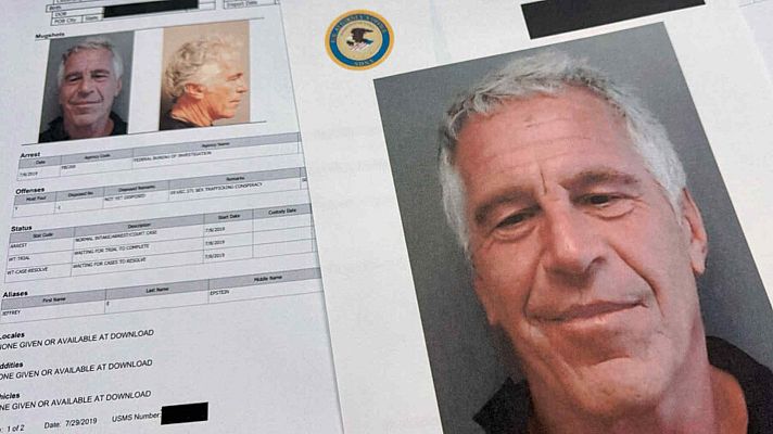 Ficha policial con fotografías de Jeffrey Epstein, mostrando información sobre sus cargos por conspiración de tráfico sexual, su estado legal y alias, con el logo del Departamento de Justicia de los Estados Unidos.