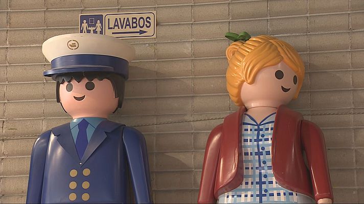 L'Informatiu - Les cotxeres de Sants, paradís dels aficionats als Playmobil