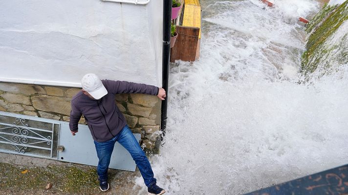Telediario Fin de Semana - El agua sigue bajando con fuerza en Ubrique, Cádiz