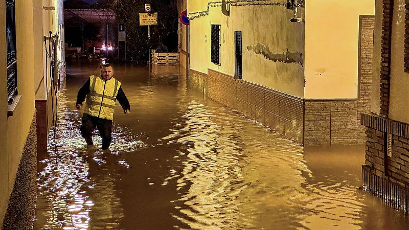 El muro de contención de Lora del Río podría colapsar - Telediario Fin de Semana | Ver