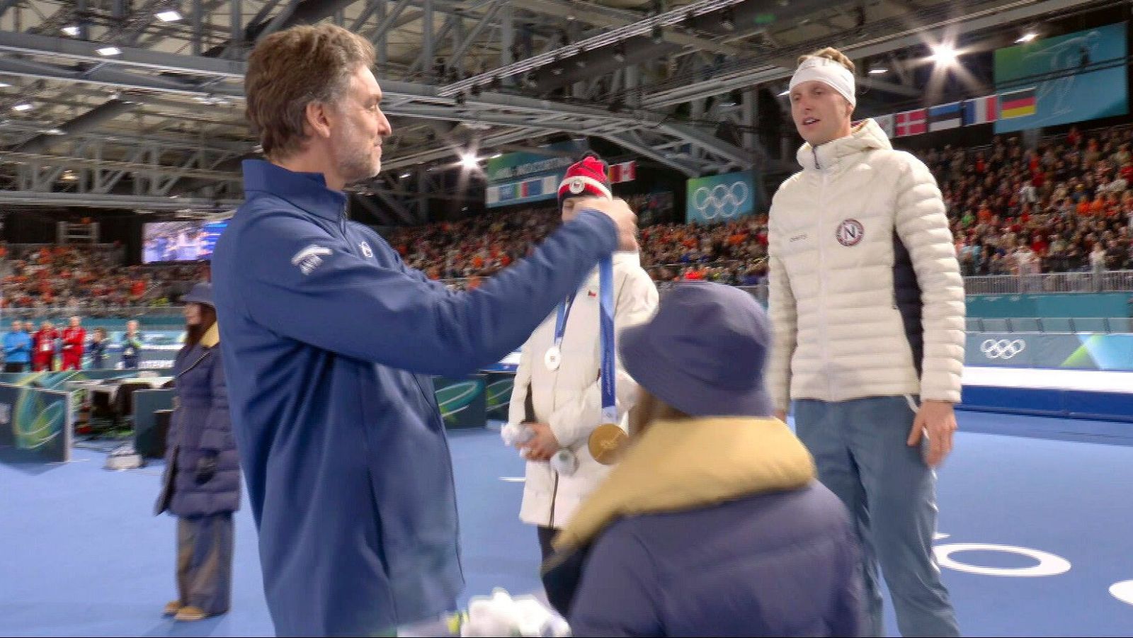 Pau Gasol entrega el oro al campeón de patinaje de velocidad - Patinaje de velocidad JJOO Milano Cortina 2026 | Ver