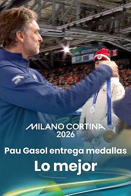 Pau Gasol entrega el oro al campeón olímpico de 5.000 metros de patinaje de velocidad