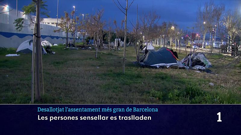 Desallotgen parcialment el major assentament irregular de Barcelona