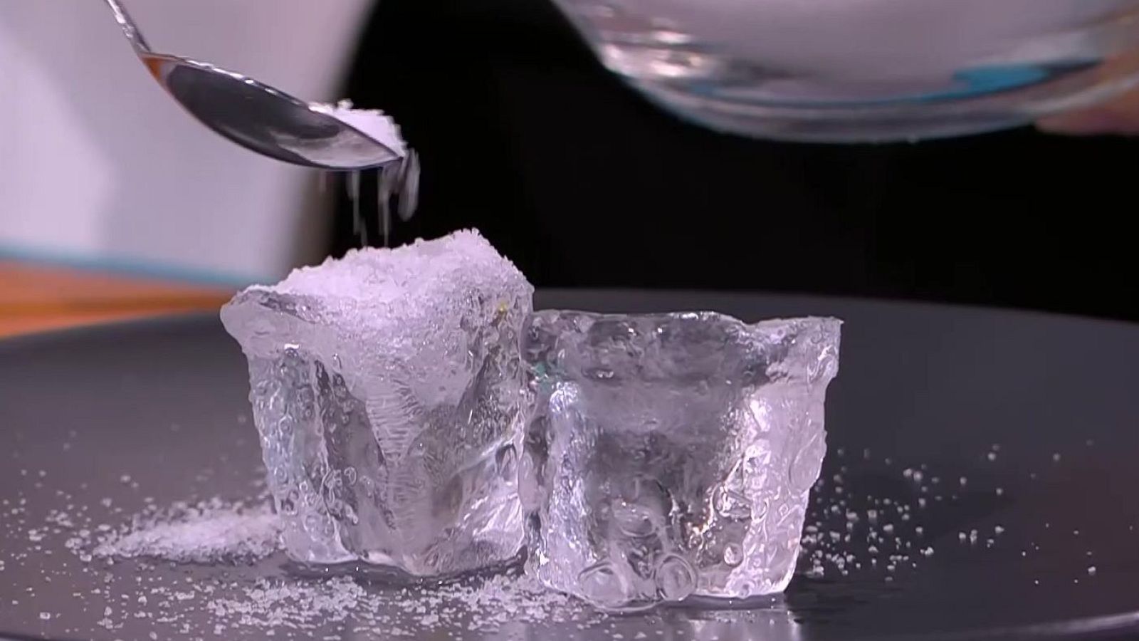 Per què llencem sal quan neva? - L'Altaveu - L'altaveu | Veure