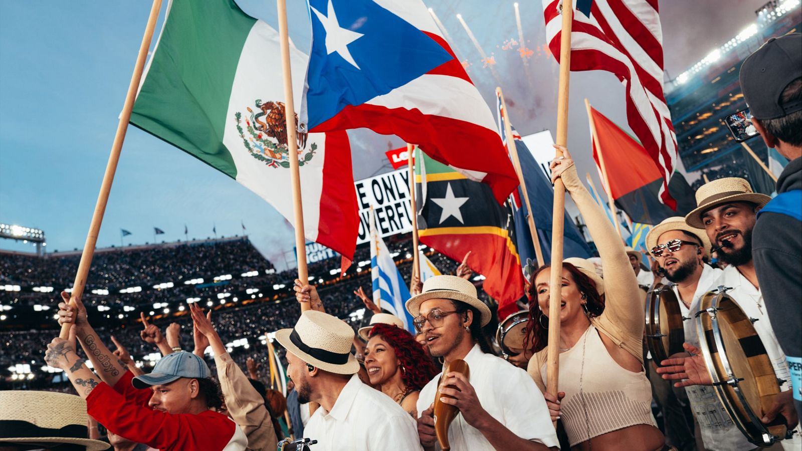 Bad Bunny eleva el orgullo latino en la Super Bowl | Ver