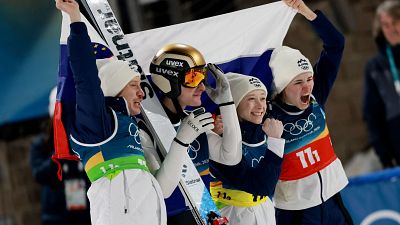 Eslovenia, oro en equipos mixtos de saltos de esquí: la revancha de los hermanos Prevc