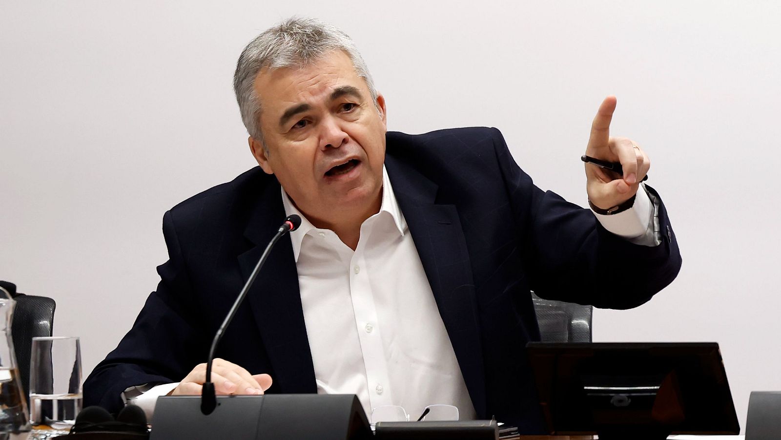 El exsecretario de Organización del PSOE, Santos Cerdán, ha afirmado este miércoles en la comisión de investigación del Parlamento de Navarra que investiga licitaciones y adjudicaciones de obras públicas del Gobierno foral que no está solo y que tiene "muchos amigos socialistas" que están con él.