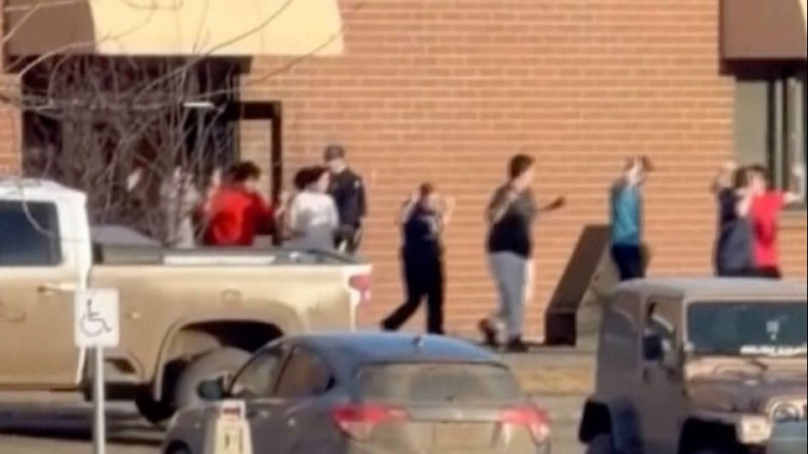 Conmoción en Canadá por un tiroteo masivo en un instituto que deja al menos 10 muertos | Ver