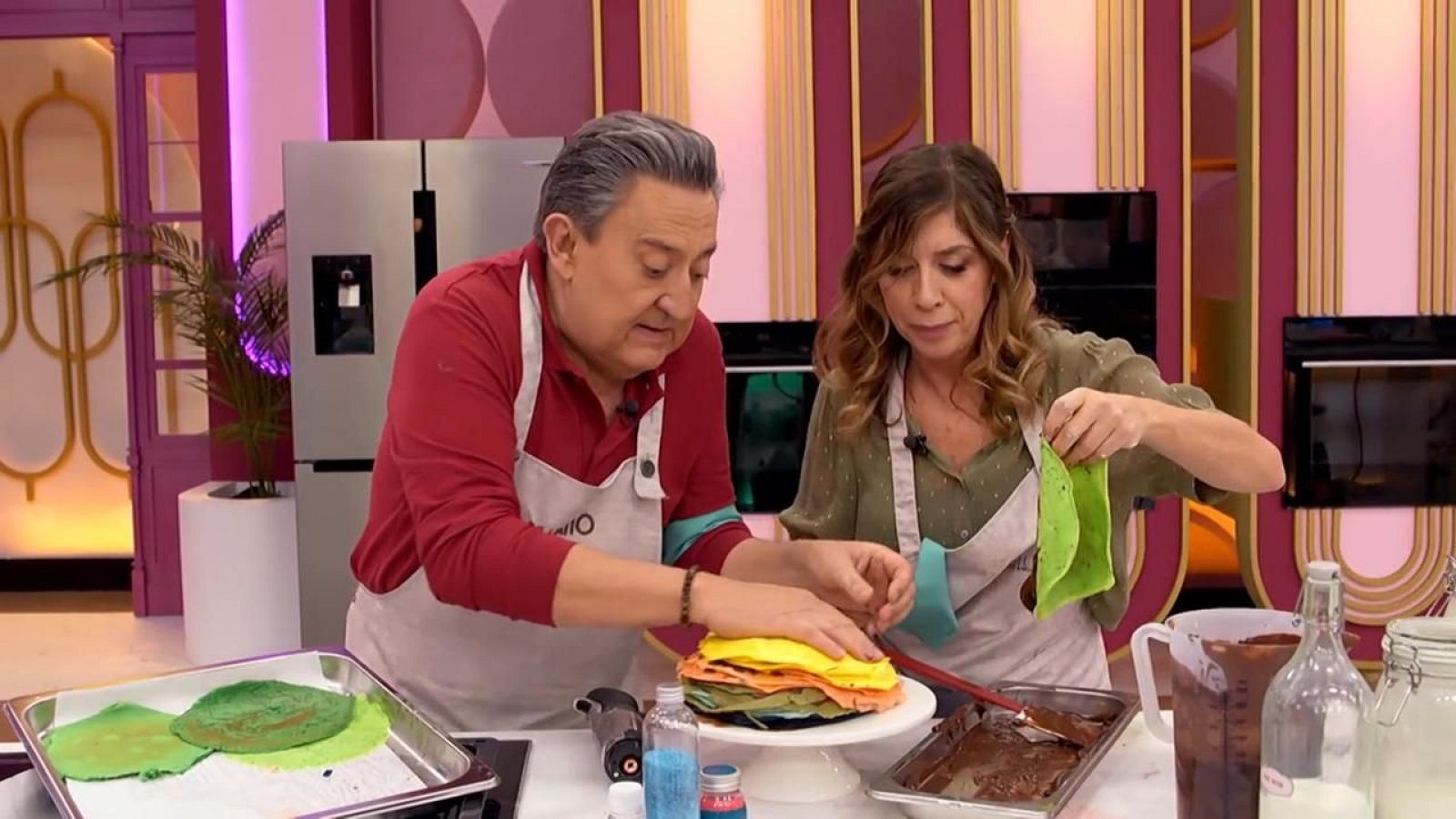 La desastrosa tarta arcoíris de Mariano Peña y Eva Isanta - Top Chef: Dulces y Famosos | Ver