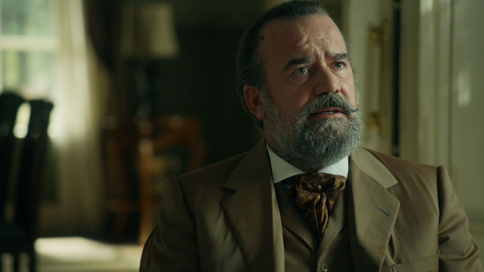 La Promesa - Alonso accede a la boda de Toño y Enora en los jardines - La promesa | Ver