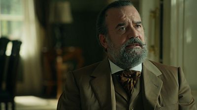 Alonso accede a la boda de Toño y Enora en los jardines