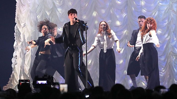 Benidorm Fest - Izan Llunas interpreta "¿Qué vas a hacer?" en la final
