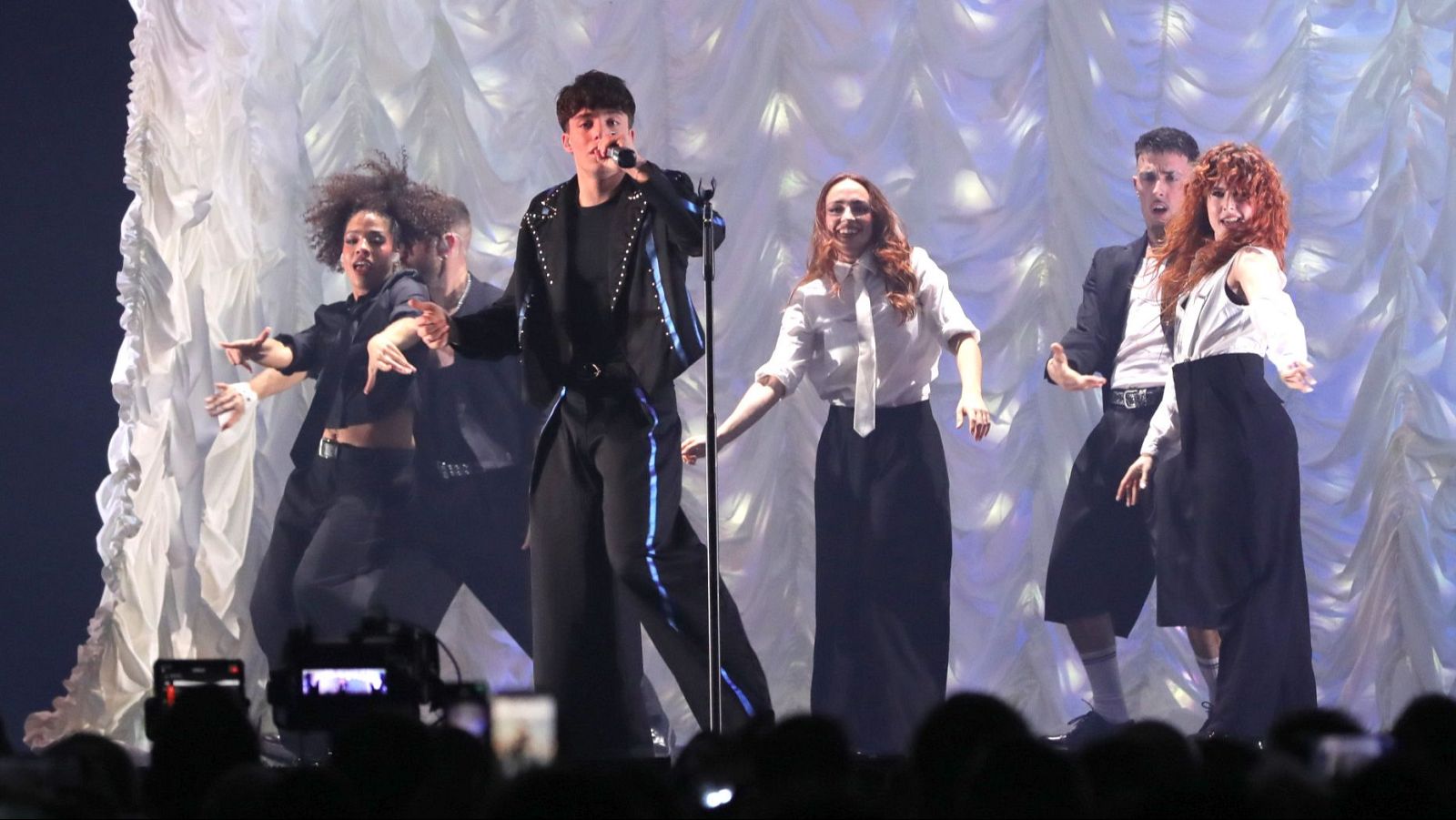 Benidorm Fest 2026: Izan Llunas canta "¿Qué vas a hacer?" | Ver vídeo - Benidorm Fest | Ver