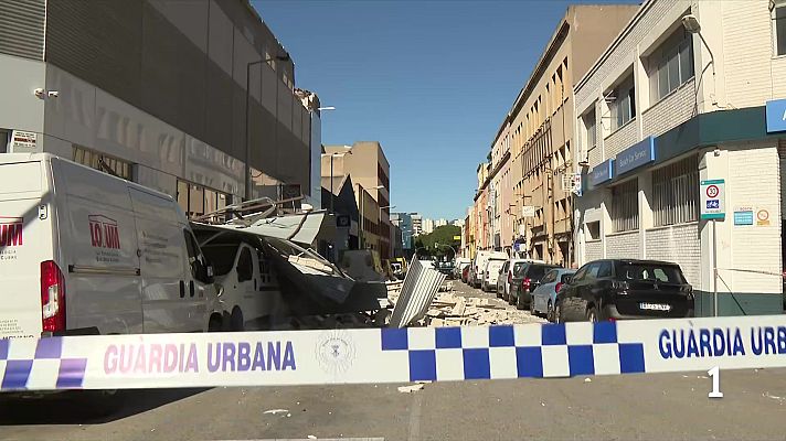 L'Informatiu - El vent sacseja Catalunya: arbres, murs i motos a terra en un matí caòtic
