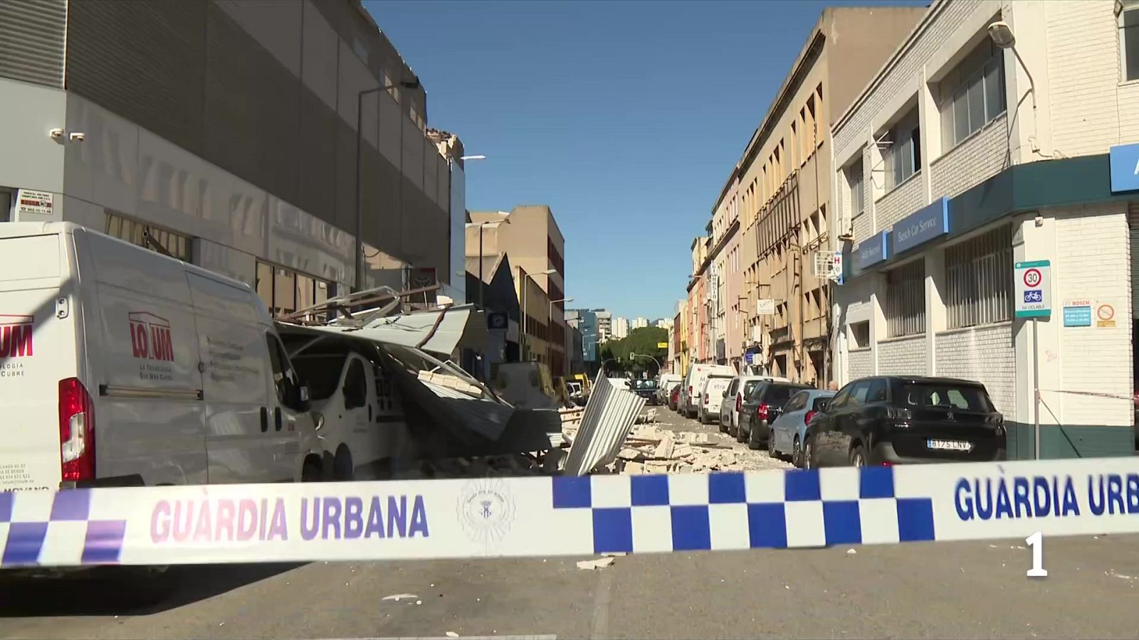 El vent sacseja Catalunya: arbres, murs i motos a terra en un matí caòtic