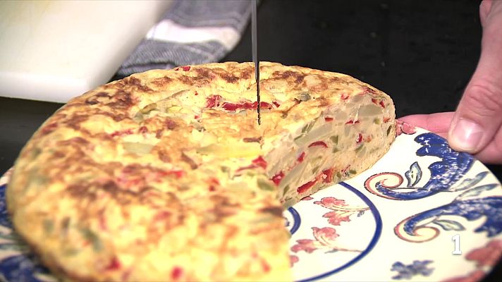 L'Informatiu - El vent obliga a ajornar el Carnaval, però el Dijous Gras resisteix