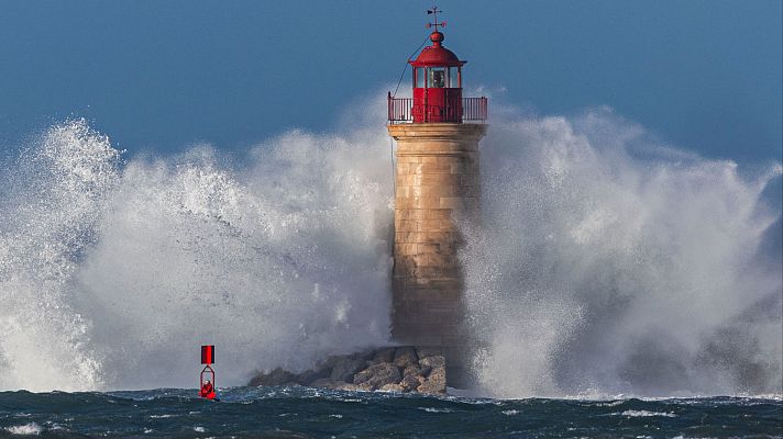 Telediario 1 - La borrasca Nils pone en aviso a casi toda España por olas y viento