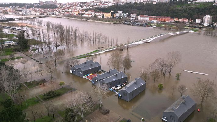 Telediario 1 - Las autoridades planean evacuar a 9.000 personas de Coímbra por las inundaciones