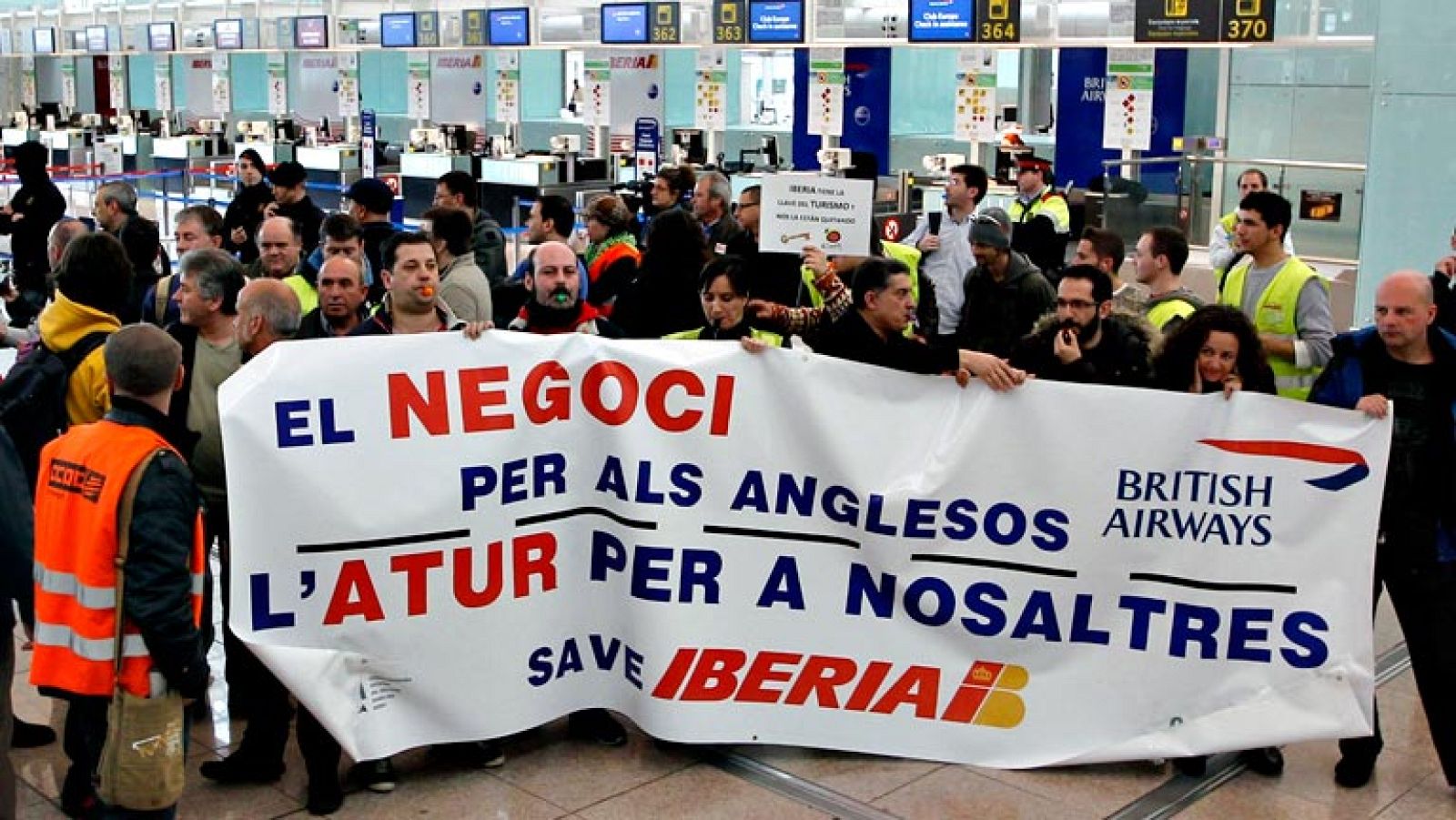 Más de 400 trabajadores de Iberia se concentran en el aeropuerto de El Prat