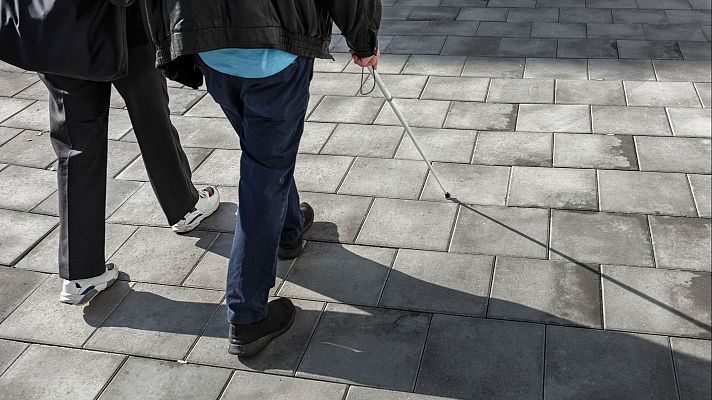 Telediario Fin de Semana - Ser padre y madre con ceguera: la historia de Carolina y Eugenio