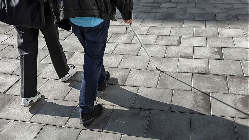 Ser padre y madre con ceguera: la historia de Carolina y Eugenio - Telediario Fin de Semana | Ver