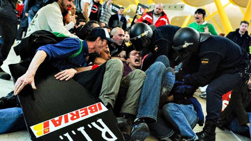 La primera jornada de huelga en Iberia deja cinco detenidos en Barajas