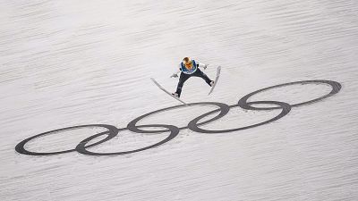 Domen Prevc gana su 2º oro en saltos de esquí tras un emocionante desenlace ante Nikaido
