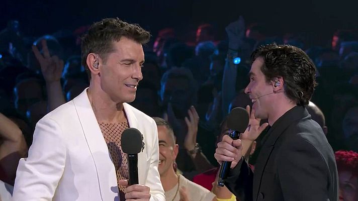 Benidorm Fest - Jesús Vázquez y Javier Ambrossi cantan "Y yo te besé"
