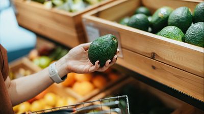 El aguacate, los arándanos y las radiografías: la nueva cesta de la compra según el INE
