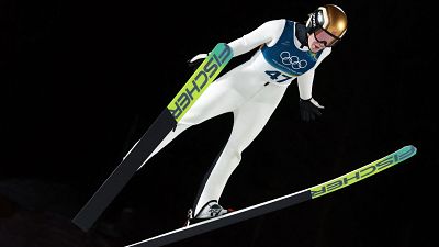 La noruega Anna Odine Stroem es la primera mujer campeona ol�mpica en saltos de esqu� en trampol�n largo