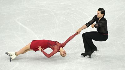 Hase y Volodin maravillan en el programa corto por parejas de patinaje artístico