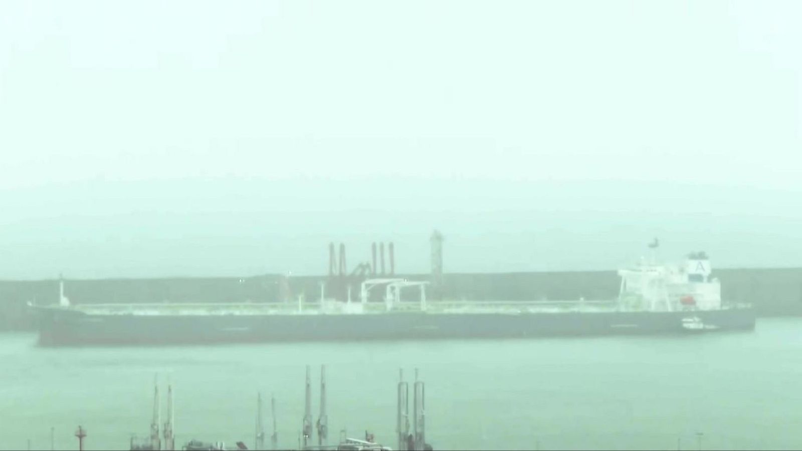 Un petrolero venezolano atraca en Bilbao con crudo que será refinado en Muskiz  | RTVE Play - Ver ahora