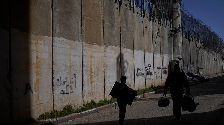 Telediario 1 - Una noche en la Palestina amenazada: Sinjil, en Cisjordania, está rodeada de asentamientos