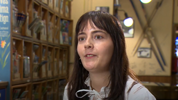 Telediario 1 - La escritora canaria Lana Corujo triunfa con su primera novela: 'Han cantado bingo'