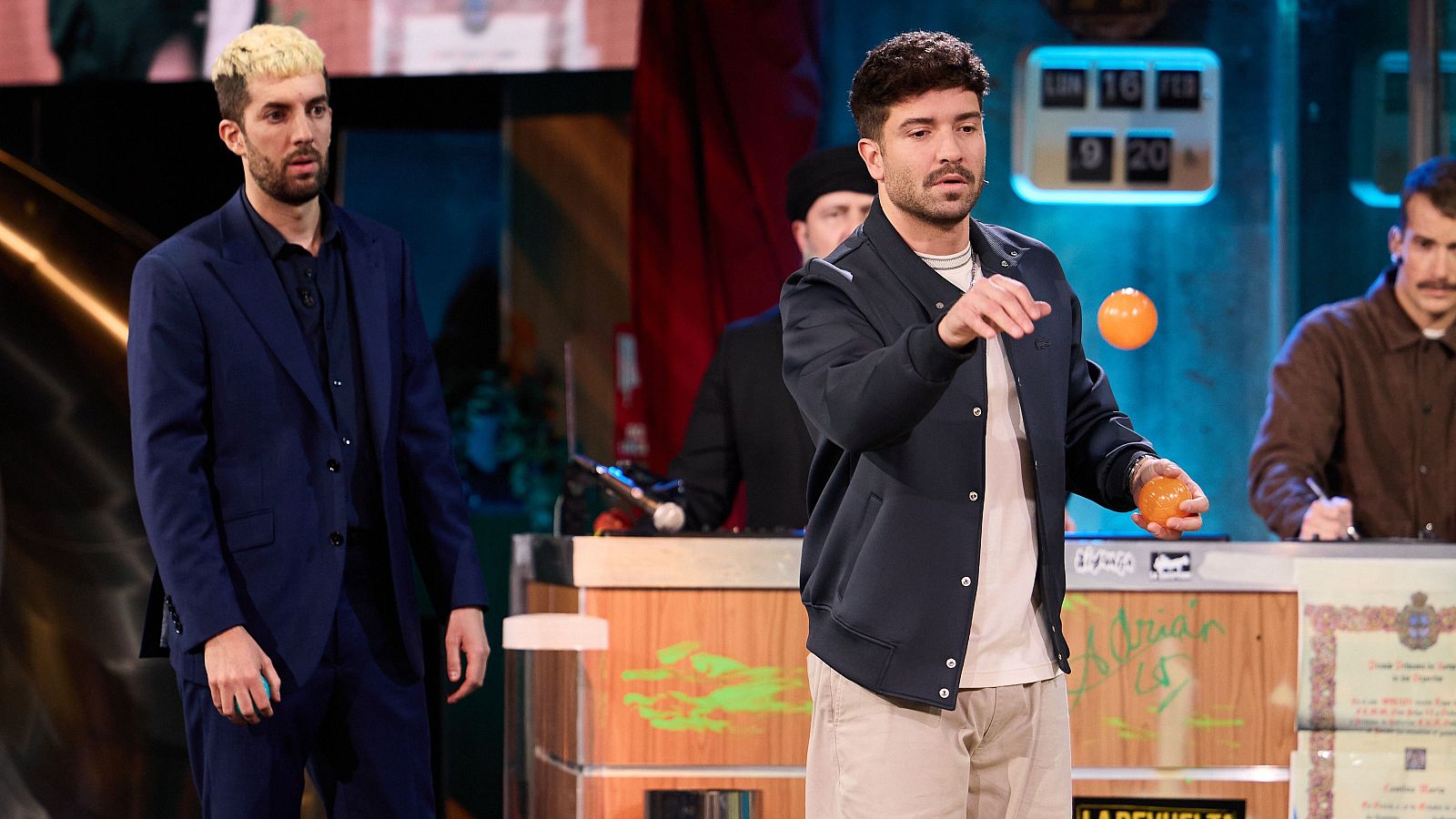 La Revuelta | Pablo Alborán y Broncano juegan a la petanca - La Revuelta | Ver