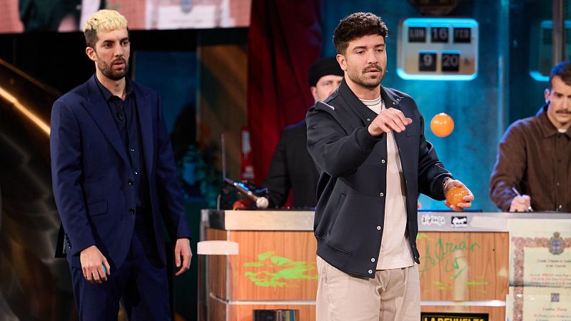 La Revuelta | Pablo Alborán y Broncano juegan a la petanca - La Revuelta | Ver