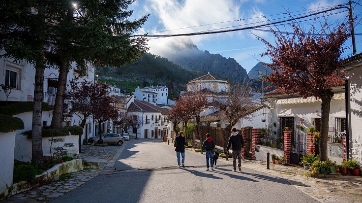 Telediario 1 - Grazalema comienza a recuperar el pulso con la vuelta de sus vecinos desalojados