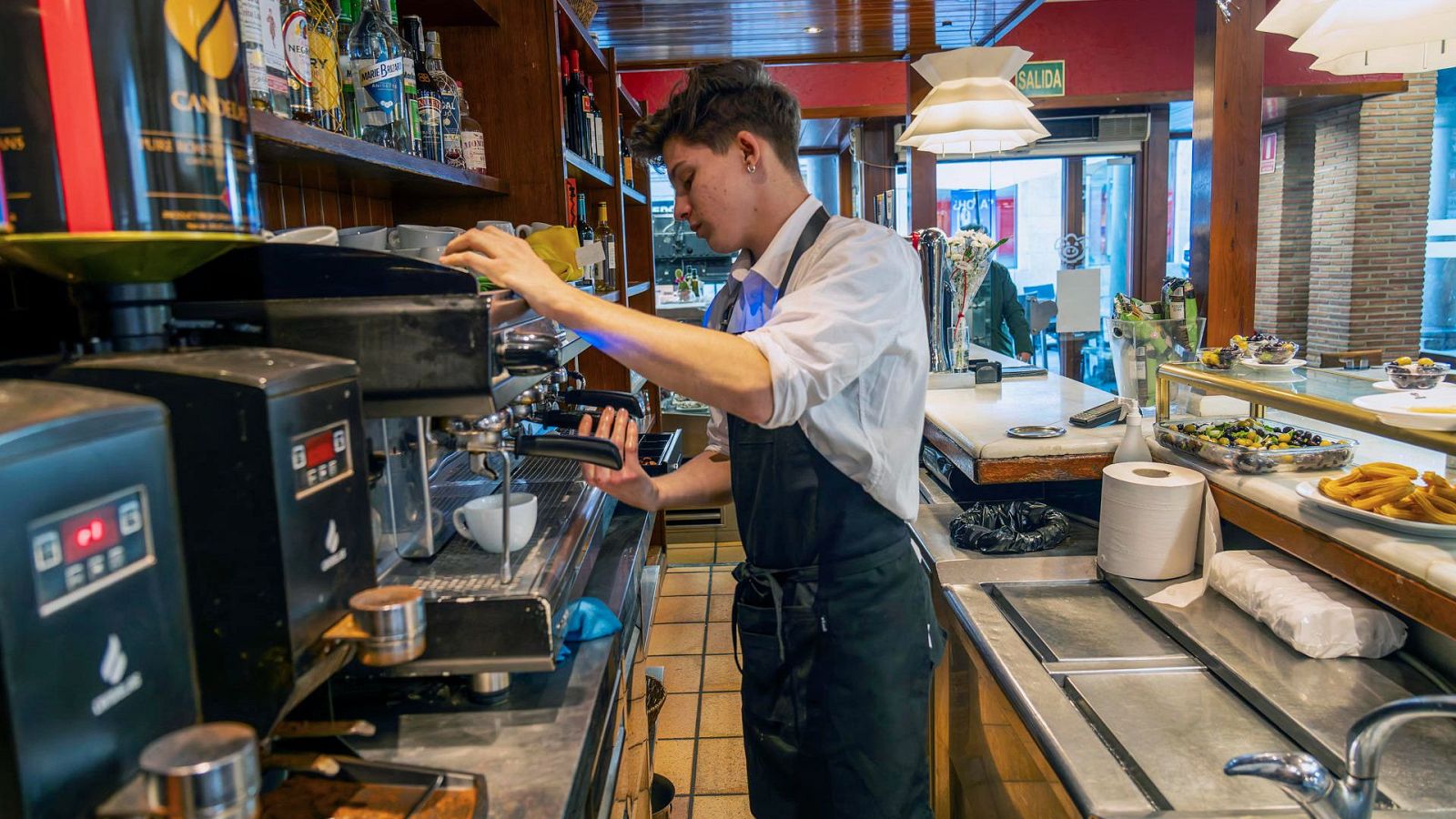 El salario mínimo enfrenta al Gobierno y la patronal: Garamendi asegura que "no da crédito" a las críticas de Sánchez | Ver