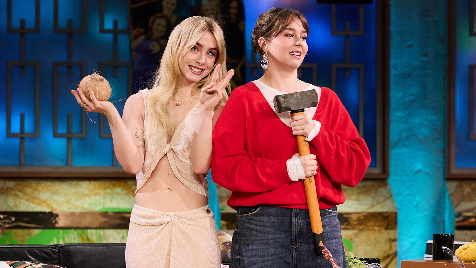 La Revuelta | Paula Usero y Clara Galle abren un coco - La Revuelta | Ver