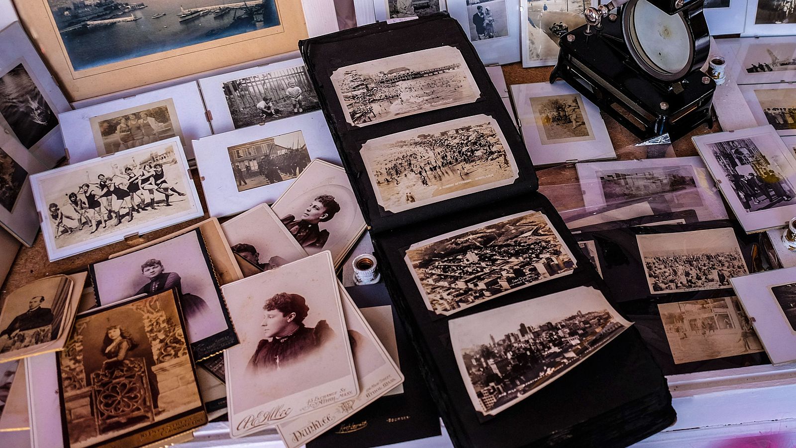 Una genealogista busca imágenes antiguas en el Rastro madrileño para reconstruir la historia de sus protagonistas - Telediario 1 | Ver